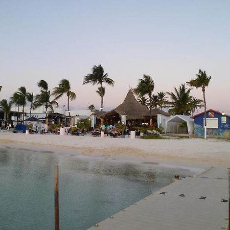 Flamboyant Garden Villas Oranjestad Exterior foto